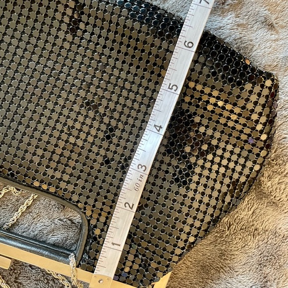 Cute clutch or shoulder bag in shiny black with a metallic strap - Picture 4 of 4